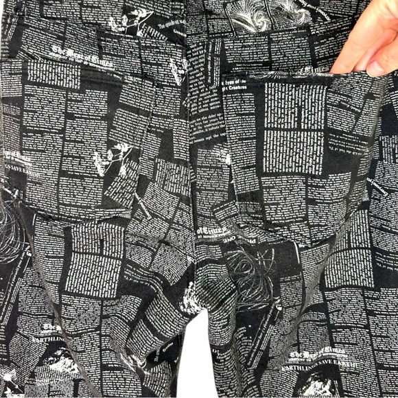 Reformation, High-Rise Bootcut Jean ‘Peyton' Zine Newspaper Print, Black Size 26 - Picture 13 of 17